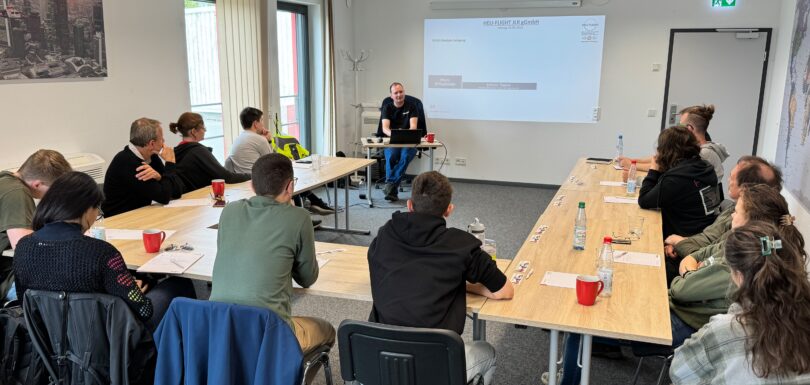 Besprechungsraum mit Menschen die einem Sprecher zuhören