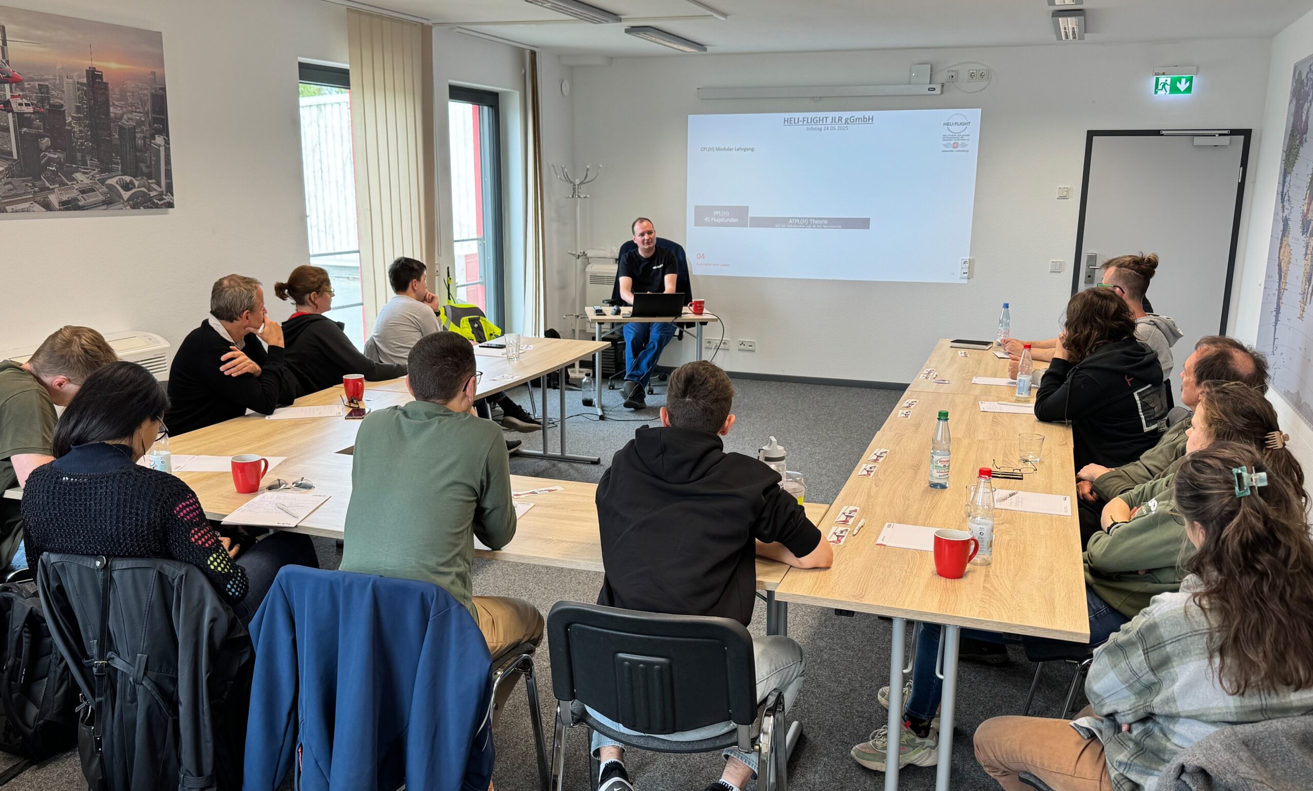 Besprechungsraum mit Menschen die einem Sprecher zuhören
