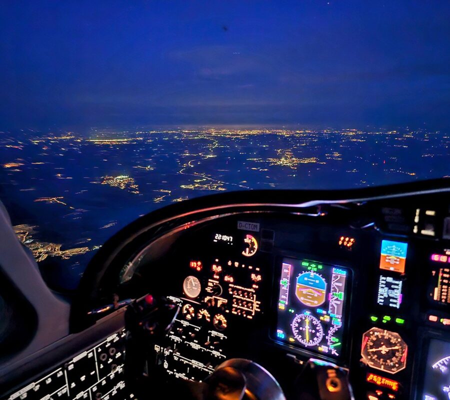 Nachtflug über eine Stadt im Helikopter