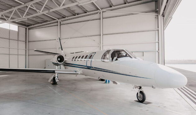 Ein Flugzeug in der Halle
