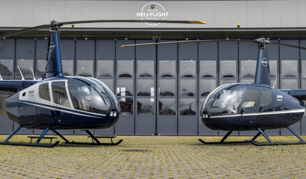 2 Helikopter vor einer einer Halle