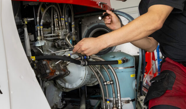 Wartungsarbeiten am Fluggerät von einem Techniker