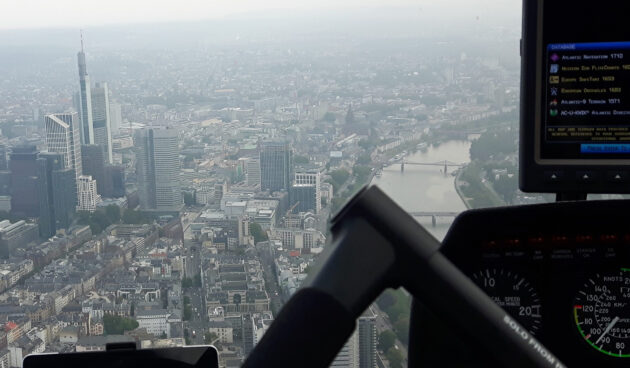 Kontrollflug über einer Stadt in einem Helikopter