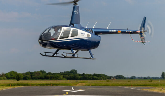 Ein schwebender Helikopter über der Rollbahn