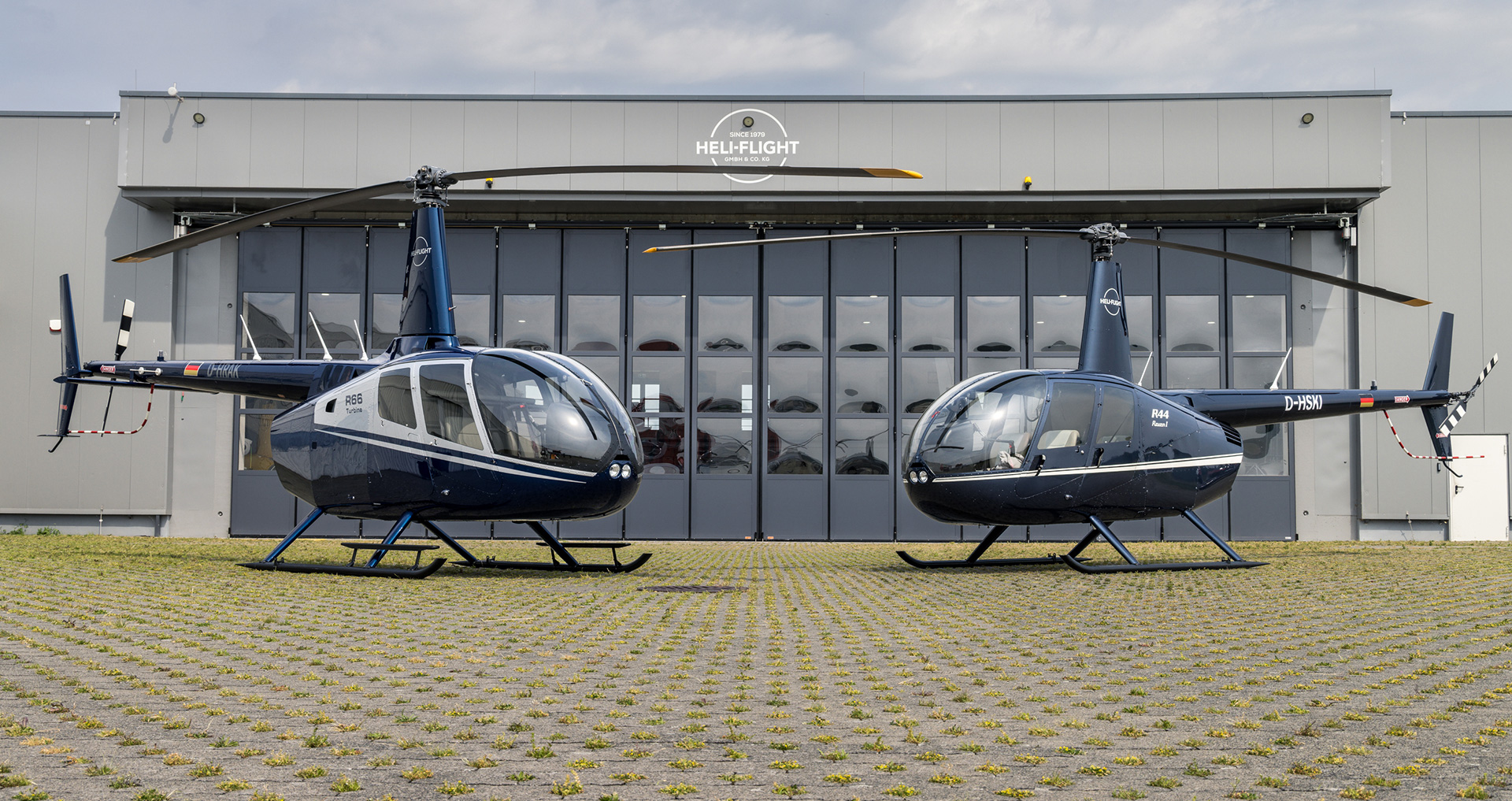 Helikopter vor einer Halle