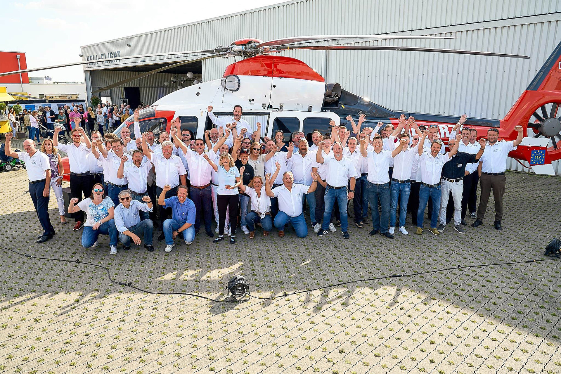 HELI-FLIGHT Teamfoto vor einem Helikopter