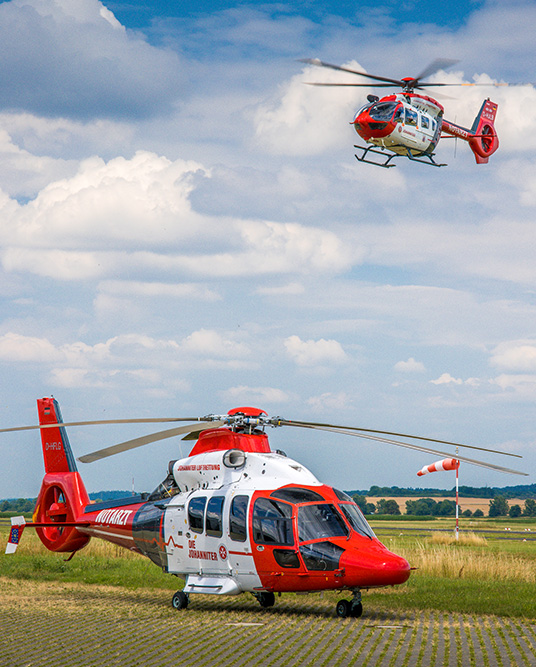 2 Helikopter - einer in der Luft und der andere am Boden