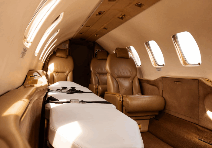 Flugzeuginnenraum mit einer Liege für Patienten