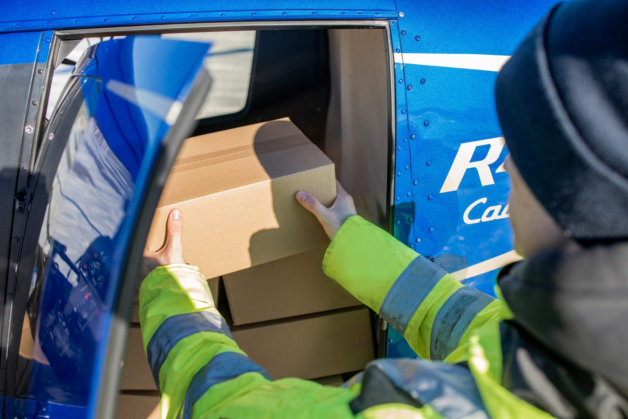 cargo_robinson_r44_02