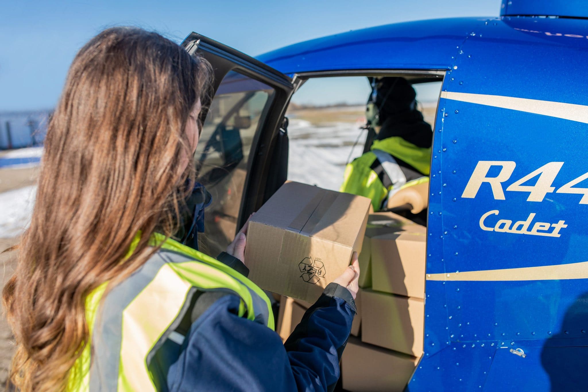 cargo_robinson_r44_03