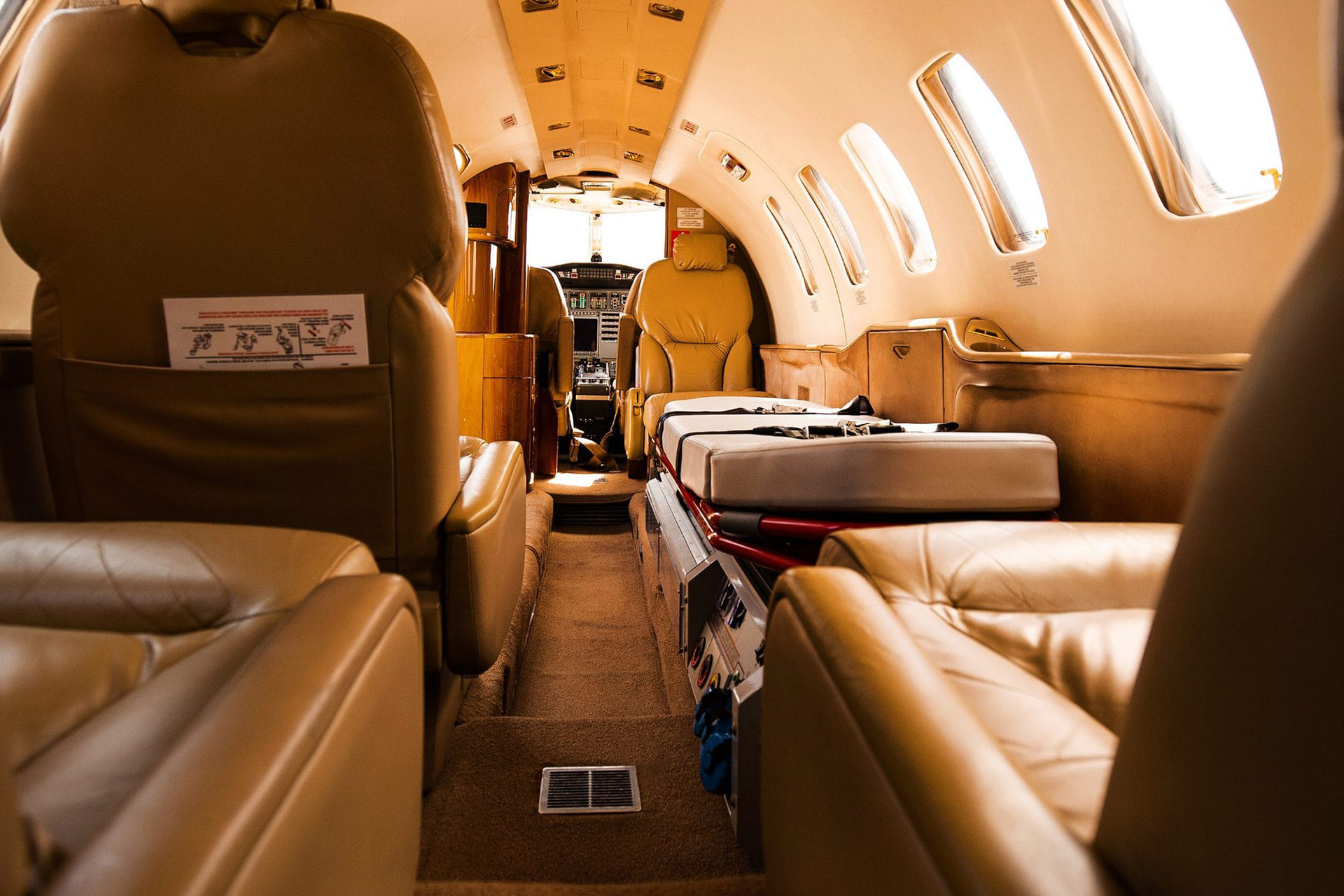Flugzeuginnenraum mit einer Liege