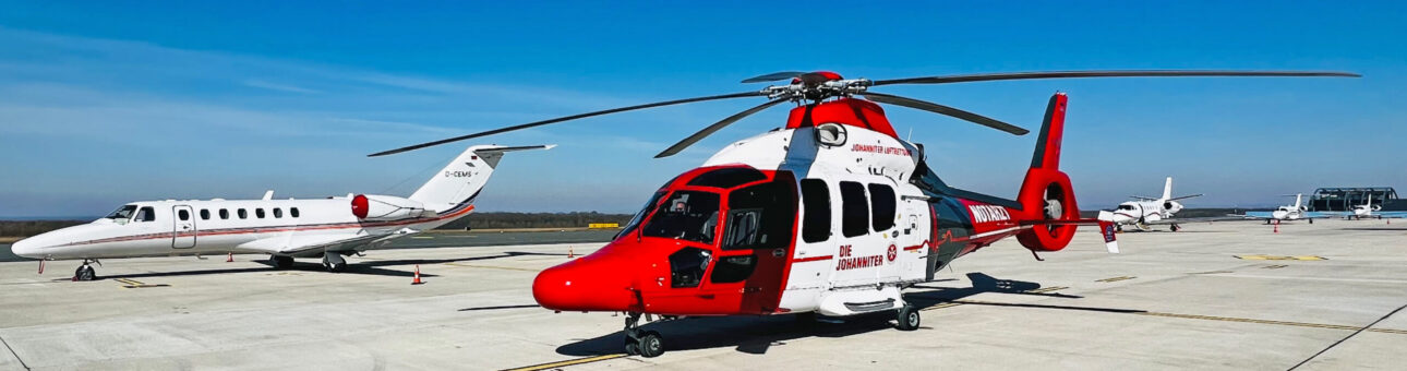 Fläche und Hubschrauber