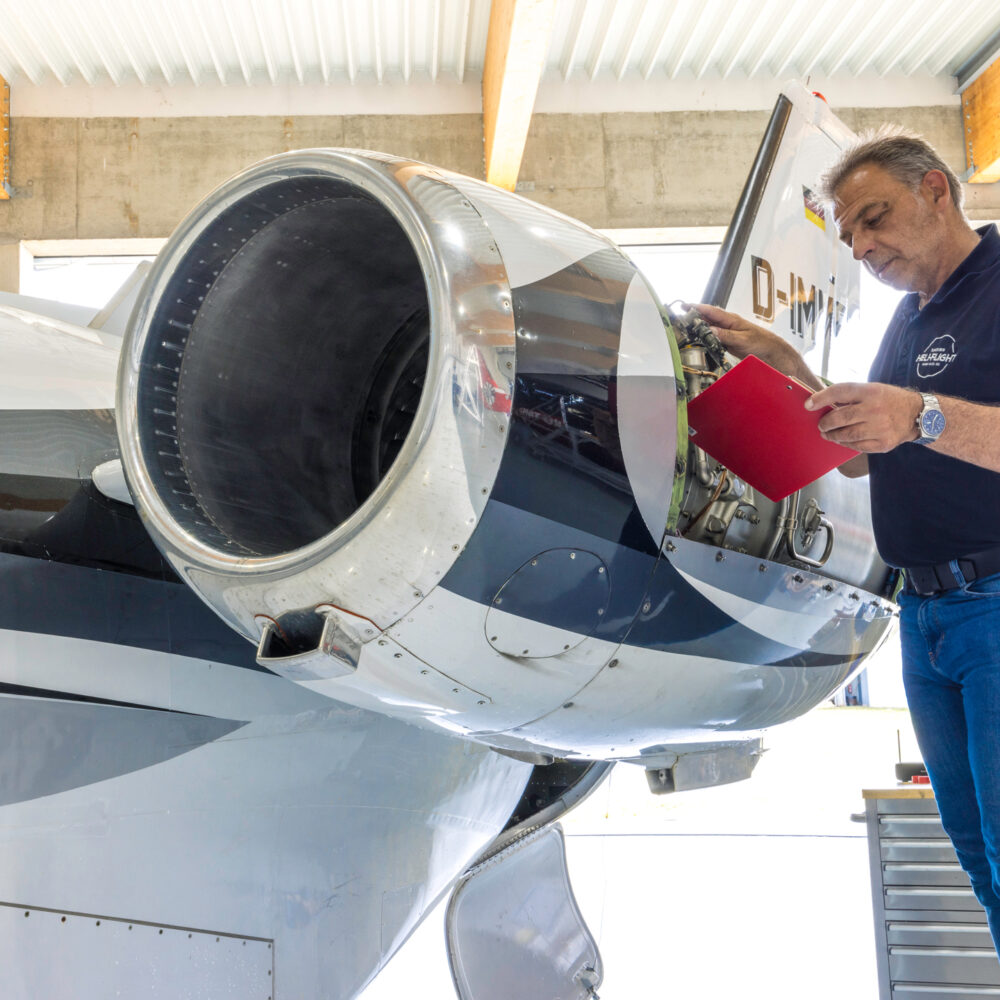 Ein Mechaniker arbeitet an einer Flugzeugturbine