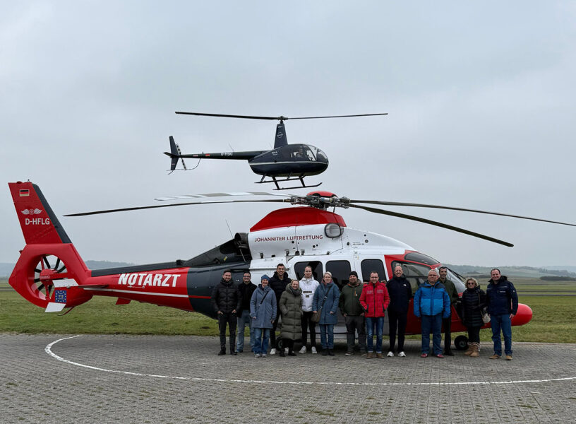 LinkedIn-SoMe-Lotsentreffen Gruppe vor Intensivtransporthubschrauber der Johanniter Luftrettung