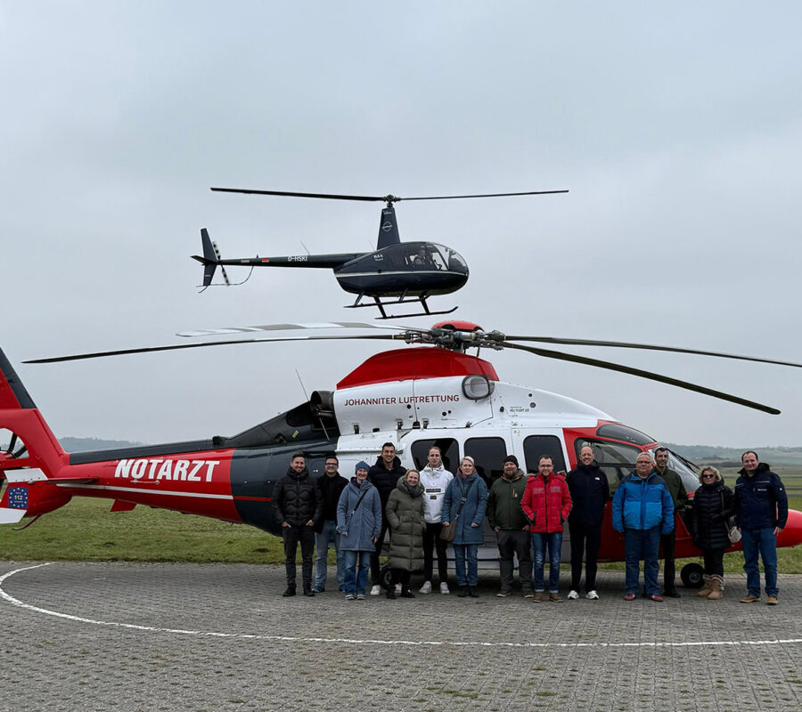Gruppe vor Intensivtransporthubschrauber der Johanniter Luftrettung