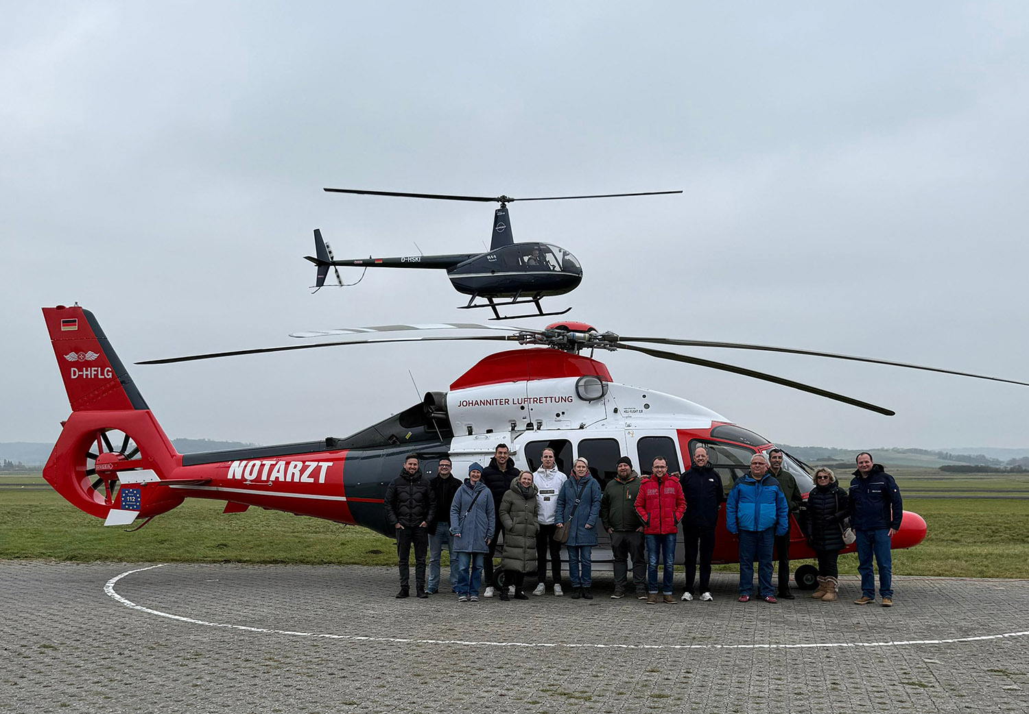 Gruppe vor Intensivtransporthubschrauber der Johanniter Luftrettung